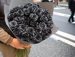 Черные блестящие розы