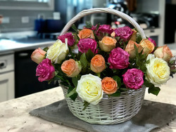 Букет пионовидных роз в корзине