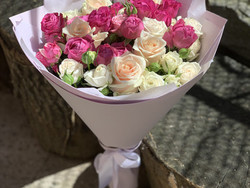 Букет из 5 кремовых роз и кустовых пионовидных роз