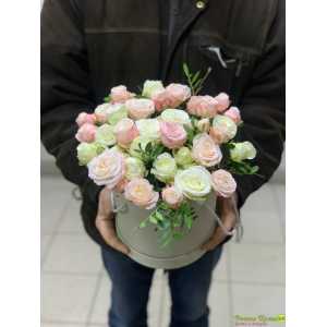 9 кустовых пионовидных роз в коробке