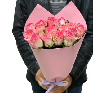 Букет 19 роз Джумилия
