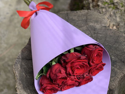 Букет красных роз в сиреневой упаковке