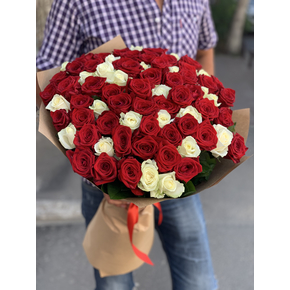 75 красных и белых роз