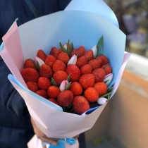 Букет из клубники и тюльпанов