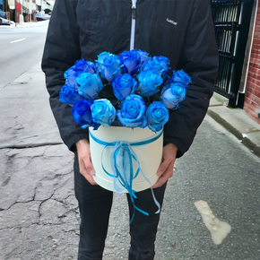 21 синяя роза в шляпной коробке