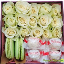 Коробка с розами, рафаэлло и макарони