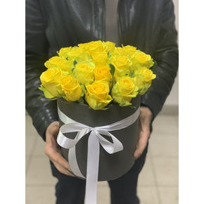 19 желтых роз в шляпной коробке