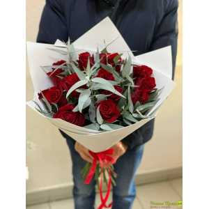 25 красных роз с эвкалиптом