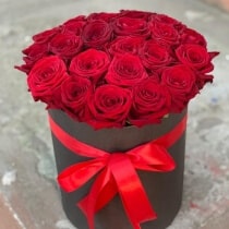 25 красных роз Ред Наоми в черной коробке