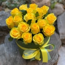 Желтая роза в шляпной коробке «Огонь»