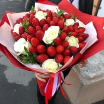 Кликните для увеличения изображения Букет из ягод клубники и роз