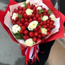 Кликните для увеличения изображения Букет из ягод клубники и роз