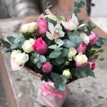 Букет с орхидеями и розами