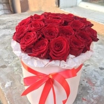 25 красных роз в коробке