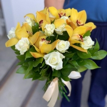 Букет с белыми розами и орхидеей