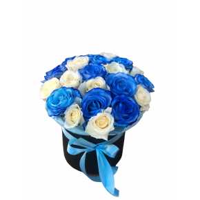 Букет из синих и белых роз в черной шляпной коробке (25 шт)