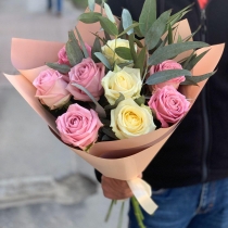 9 белых и розовых роз с эвкалиптом