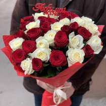 Букет 35 роз (красные и белые)