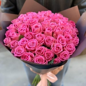 Ярко-розовые розы Кения