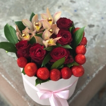 Красные розы и орхидеи с клубникой в коробке