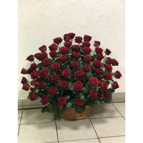 Ритуальная корзина из 60 живых роз на похороны