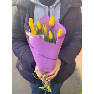 Букет из 9 желтых тюльпанов и лаванды