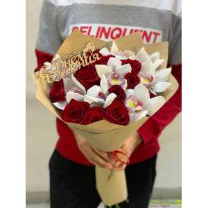 Букет из красных роз и белых орхидей