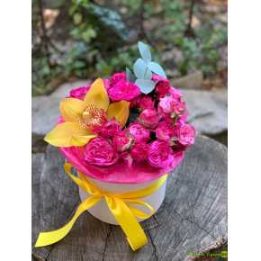 Пионовидные розы и орхидея