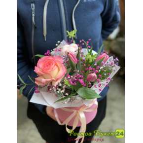 Сборная композиция в шляпной коробке из роз и тюльпанов