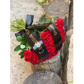 Траурный букет на похороны из 60 красных роз
