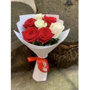 Букет из 7 красных и белых роз Эквадор