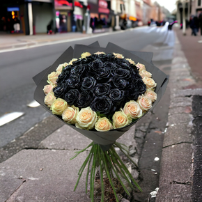 Букет черных и кремовых роз