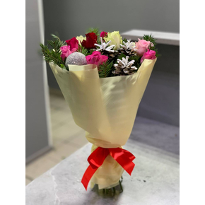 Новогодний букет из живой ели и роз