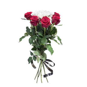 Траурный букет из 5 красных роз и белой хризантемы