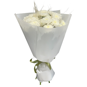 Букет «Пышные белоснежные хризантемы с летящим ковылём»