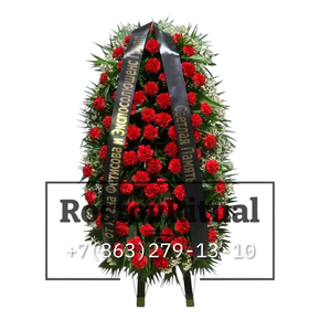 Венок из живых цветов и гвоздик с гипсофилой