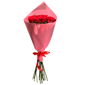 Букет «Ярко-красные розы Россия, 70 см в розовой матовой плёнке»