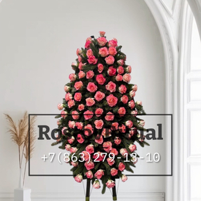 Траурная композиция «Розовая нежность» — ритуальный венок из розовых роз