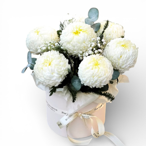 Композиция из белых хризантем в шляпной коробке