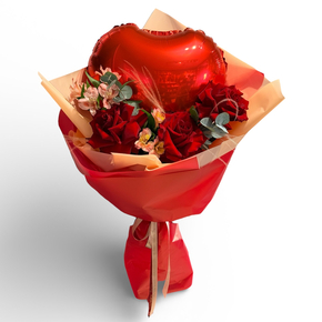 Букет с розами и шариком «Сердце в цветах»