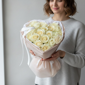 Букет из 21 белой розы в форме сердца