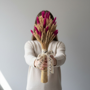 Букет из сухоцветов: пшеница и лагурус