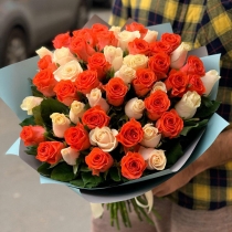 51 кремовая и оранжевая роза